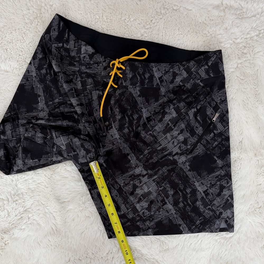 Lululemon,Size 40,Men's Black and Gray Swim Shorts - Picture 14 of 17